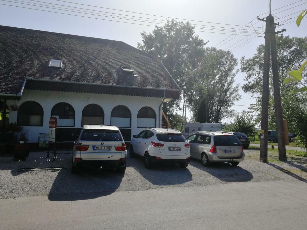 Margareta Etterem Es Vendeghaz Gasthaus Balatonberény Dış mekan fotoğraf